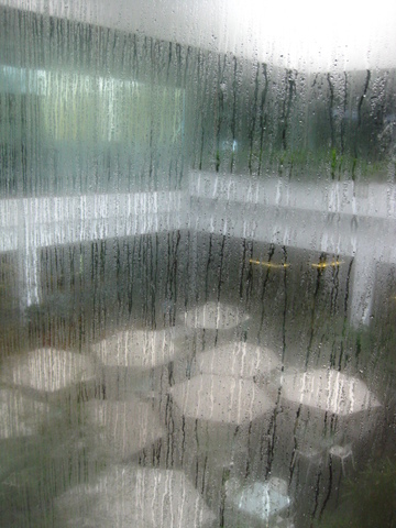 北美館窗外的雨滴