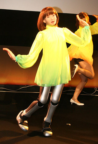 未夢：美少女機器人 HRP-4C 唱歌+跳舞