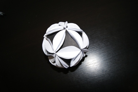 我自己设计的纸艺花球黑白配系列（玉兰花开）