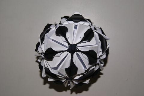 我自己设计的黑白配系列纸艺花球（逐光）