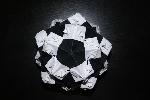 我自己设计的折纸作品（黑白配系列之沉默是金）