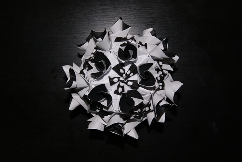 我自己设计的折纸作品（黑白配系列之夜倾城）