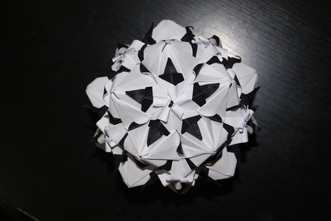 我自己设计的折纸作品（黑白配之憧憬）