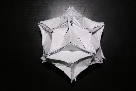 折纸作品断翼(由三十对翅膀组成)