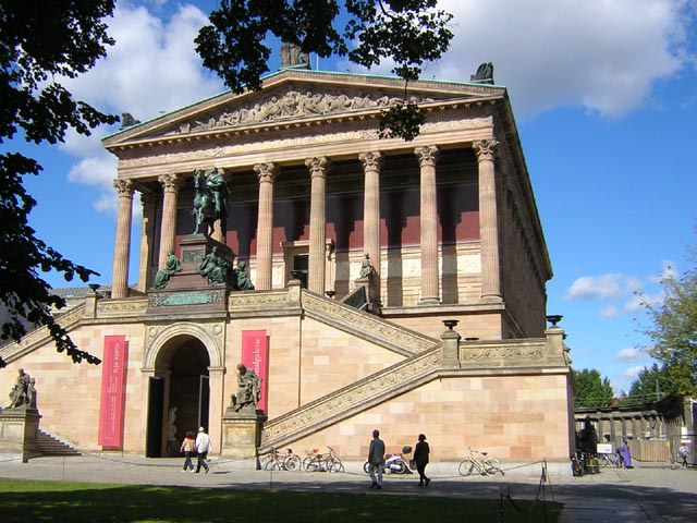 這是柏林博物館島的舊博物館，裡面有許多的畫作和雕刻，每件作品都有非常寬大安適的展示空間，裡面的佈置也是美輪美奐喔。DSCN3806.JPG